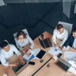 Equipe organizando processos para escalar operação de agência de marketing.