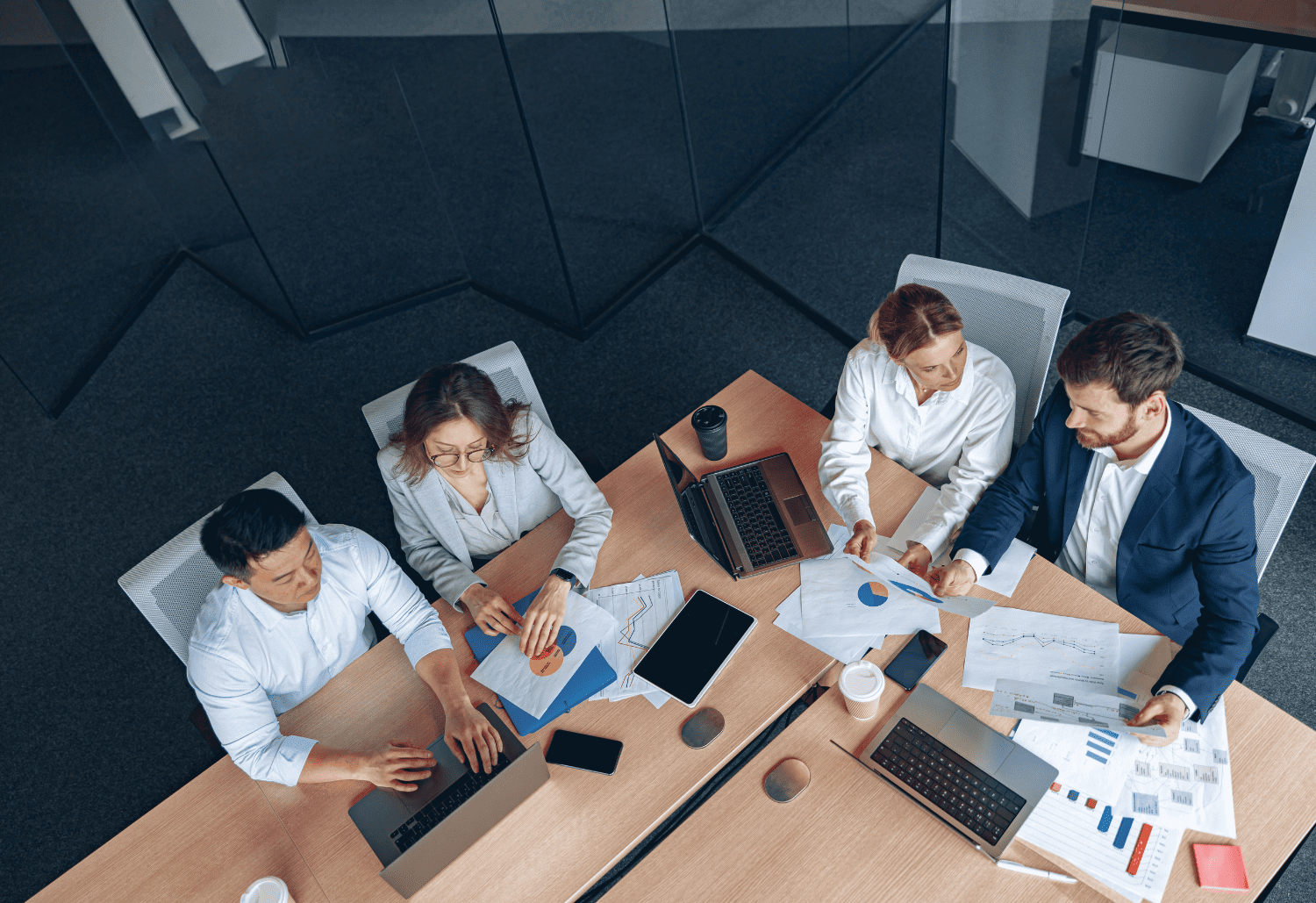 Equipe organizando processos para escalar operação de agência de marketing.