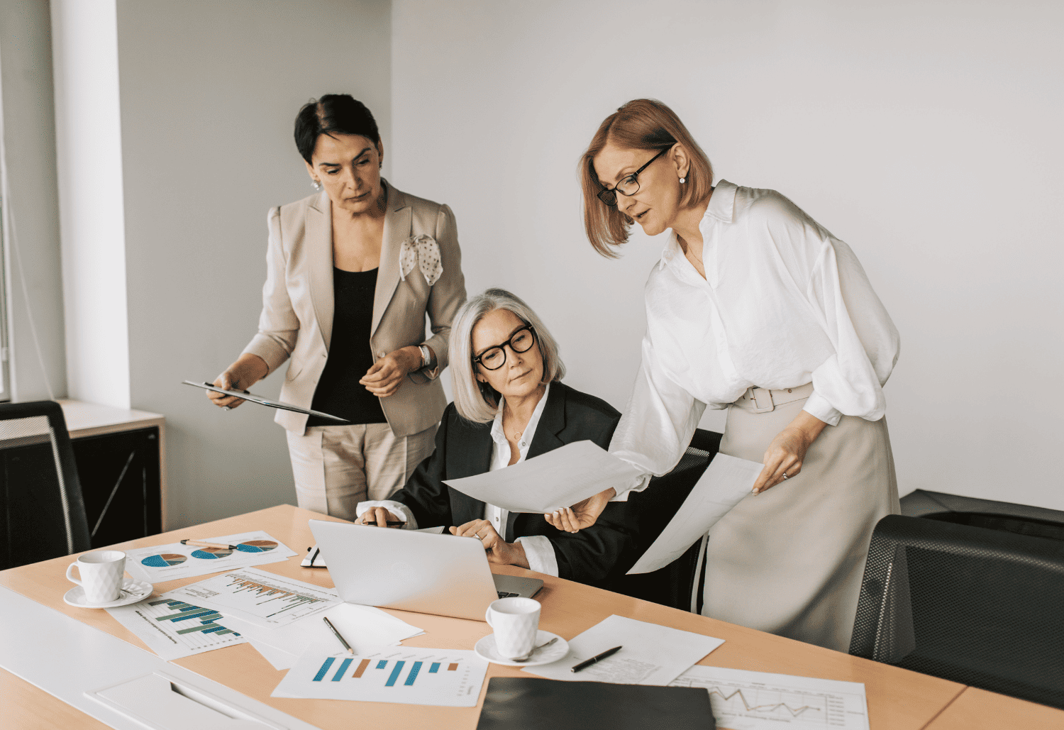 Consultoria atuando como parte da equipe em reunião estratégica de processos.