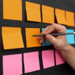 Comparativo entre agência desorganizada e agência com processos estruturados e eficientes.